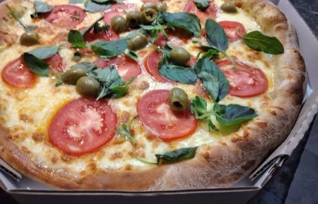 Foto de uma pizza de mussarela.